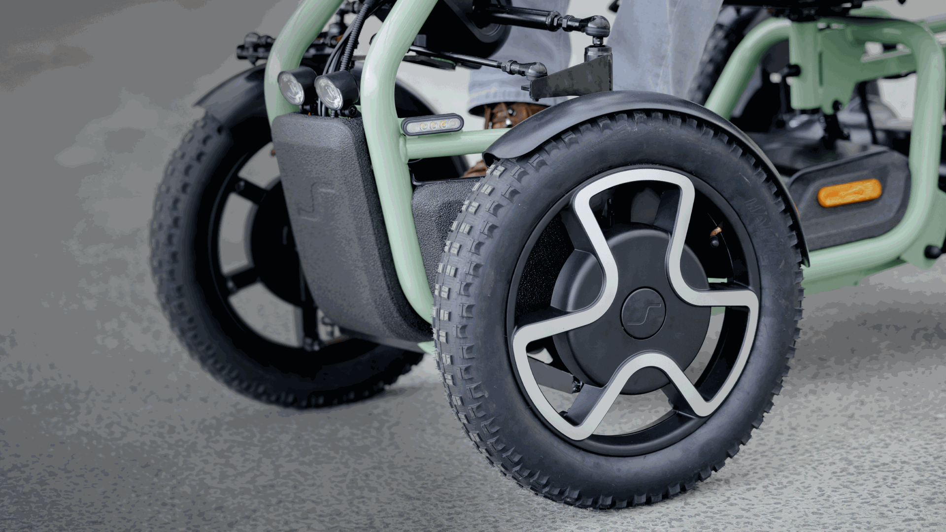 4 large 18-inch wheels with advanced suspension